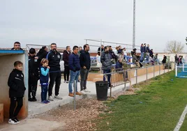 Padres y familiares del CD Doñinos siguiendo un choque de categoría alevín.