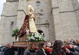 Virgen de las Lágrimas al poco de salir de la iglesia en procesión