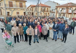 Los vecinos se concentraron este domingo en la Plaza Mayor.