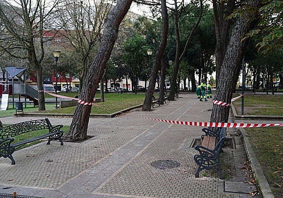 Parques cerrados al público en la cuidad de Salamanca durante este domingo.
