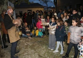 La plaza de la Iglesia de Aldeatejada acogió la castañada gratuita