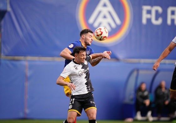 Eudald Vergés pelea por el balón con un jugador del Andorra.