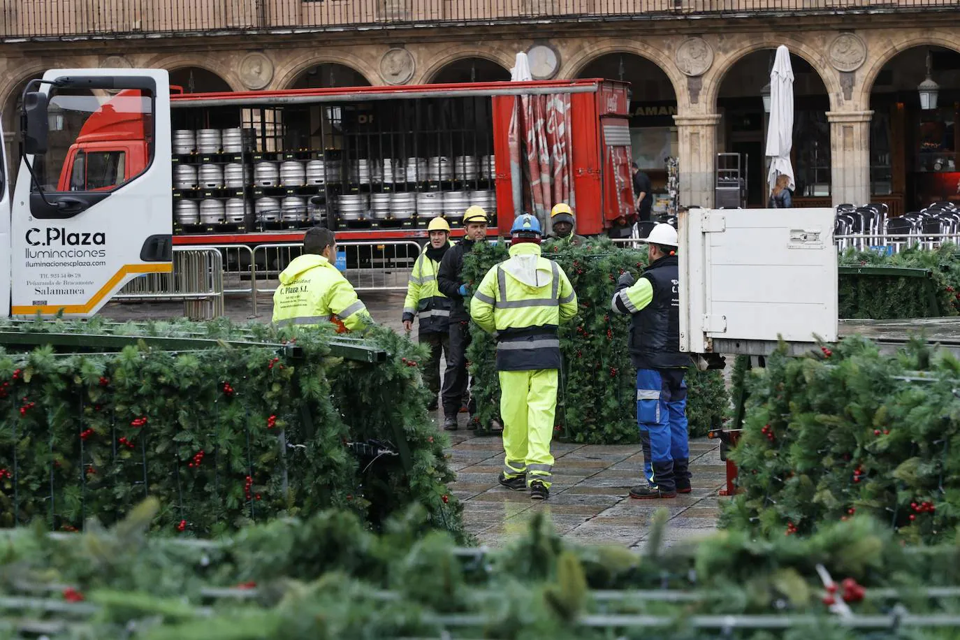 El árbol navideño va tomando forma en la Plaza Mayor