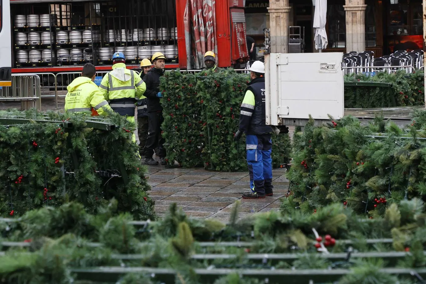 El árbol navideño va tomando forma en la Plaza Mayor