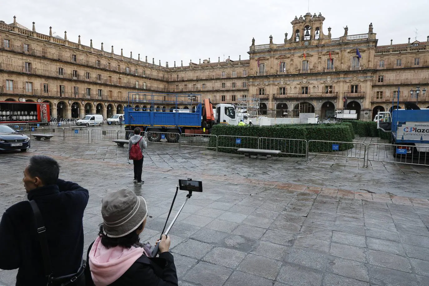 El árbol navideño va tomando forma en la Plaza Mayor