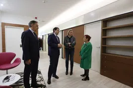 El presidente de la Junta, Alfonso Fernández Mañueco, y el alcalde, Carlos García Carbayo, en la inauguración de las nuevas instalaciones del centro de crisis.