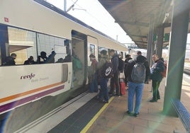 Viajeros subiendo al tren que sufrió el retraso el pasado 15 de noviembre.