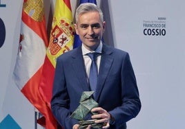 Javier Hernández, recogiendo el Premio Cossío.