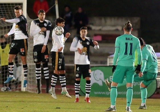 Falta lanzada por James Rodríguez en su partido frente a Unionistas con el Real Madrid.