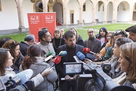 Tudanca atendiendo a los medios a los comunicación el Día de la Mujer.