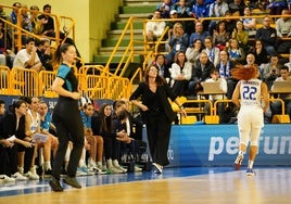 Anna Montañana camina por su área técnica durante el choque de este miércoles.