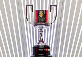 Imagen de la Copa del Rey, en el salón de actos Luis Aragonés de la Ciudad del Fútbol de Las Rozas.