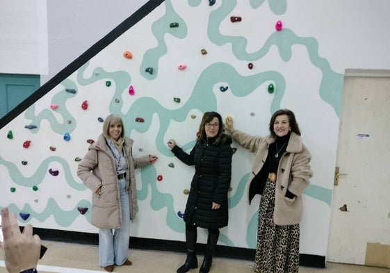 Maribel Martín, Sara García y Mani Martín junto al rocódromo del gimnasio.