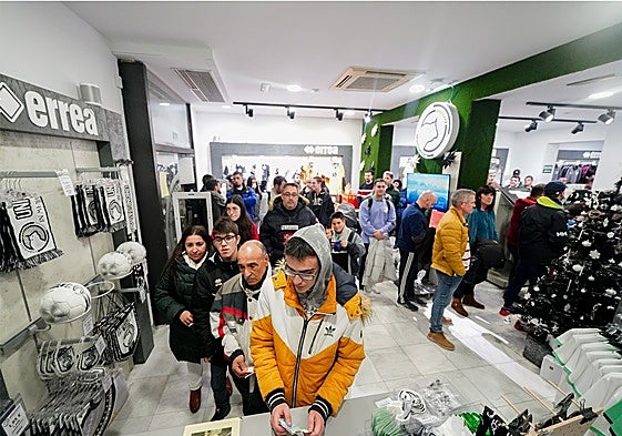 Colas en la tienda de Unionistas para comprar entradas del partido contra el Villarreal la pasada campaña.