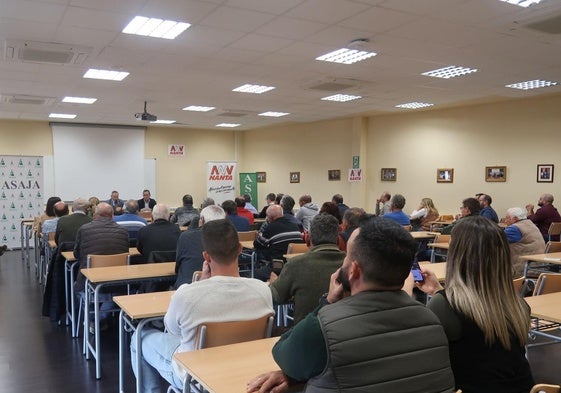 Charla del director general Rubén Serrano, en la mesa junto a Juan Luis Delgado.