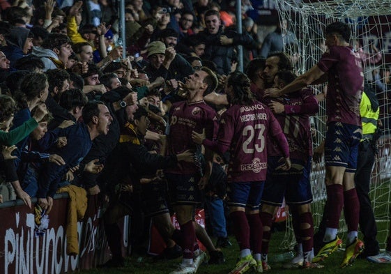 Los jugadores del Pontevedra tras materializar un tanto ante el Levante en la Copa del Rey.