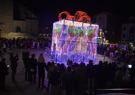 Imagen del encendido del gran regalo ubicado en la Plaza Mayor de Béjar para animar la Navidad