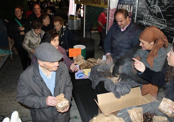 Imagen del reparto de las castañas asadas