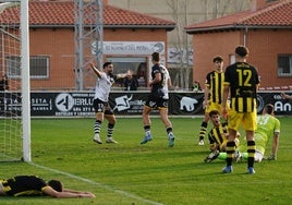 Imagen de la celebración del gol de Rabadán ante el Barakaldo.