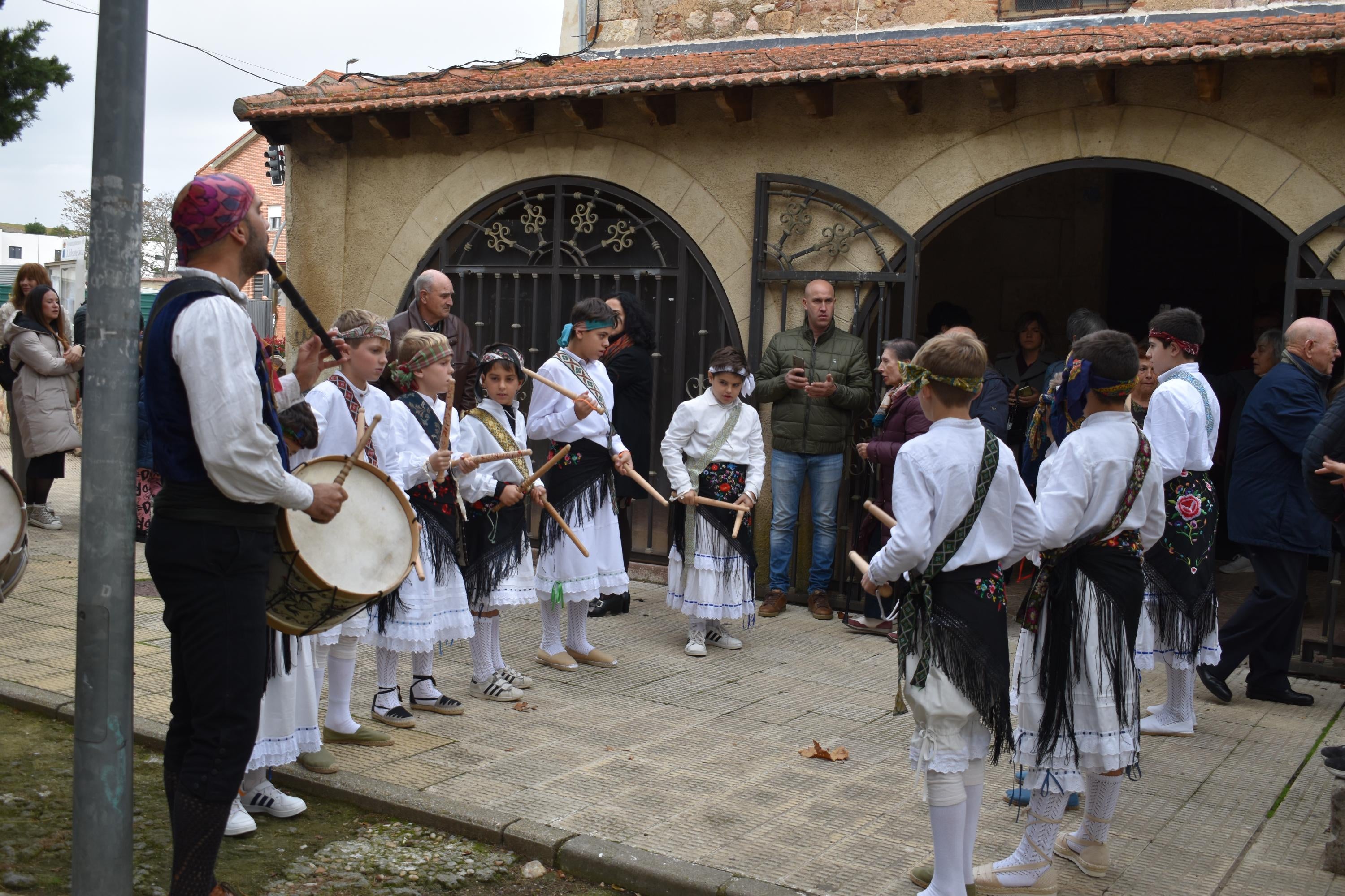 Aldeatejada cierra las fiestas de Santa Bárbara con los bailes de paleos