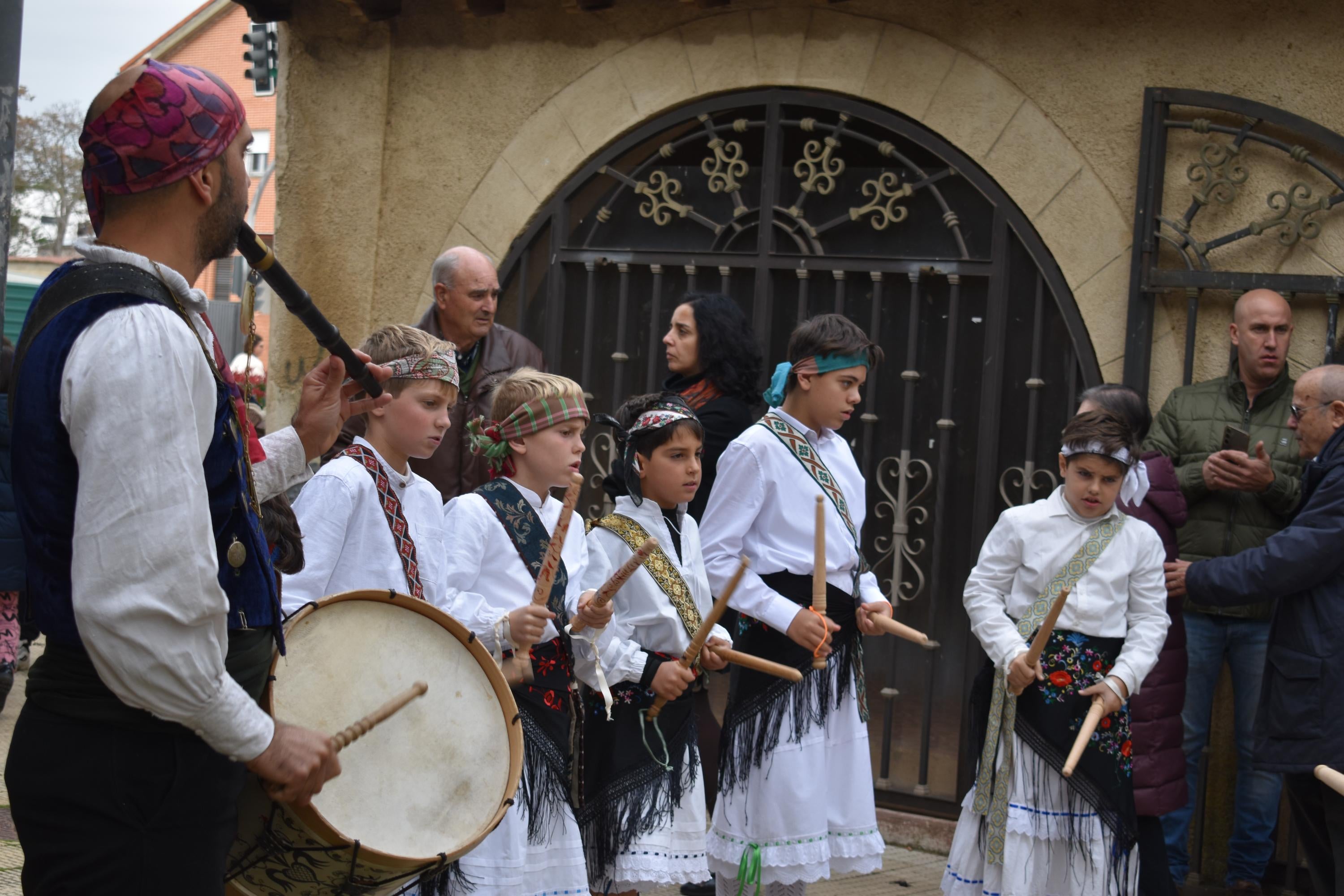 Aldeatejada cierra las fiestas de Santa Bárbara con los bailes de paleos