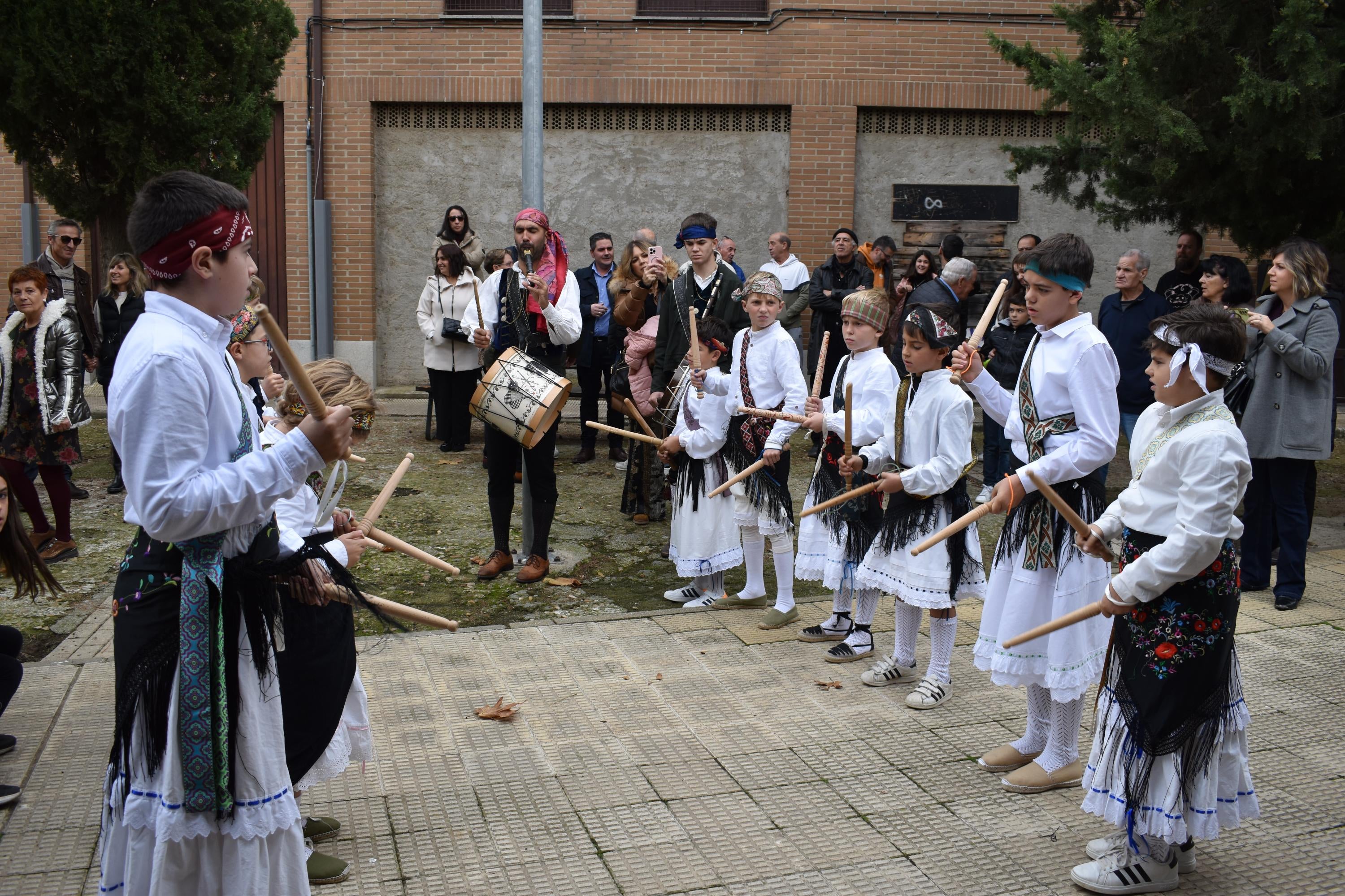 Aldeatejada cierra las fiestas de Santa Bárbara con los bailes de paleos