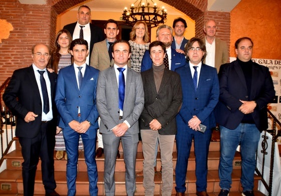 Los tres toreros premiados, el alcalde de Guijuelo y el ganadero posaron anoche con las autoridades bejaranas en la gala taurina celebrada en Béjar