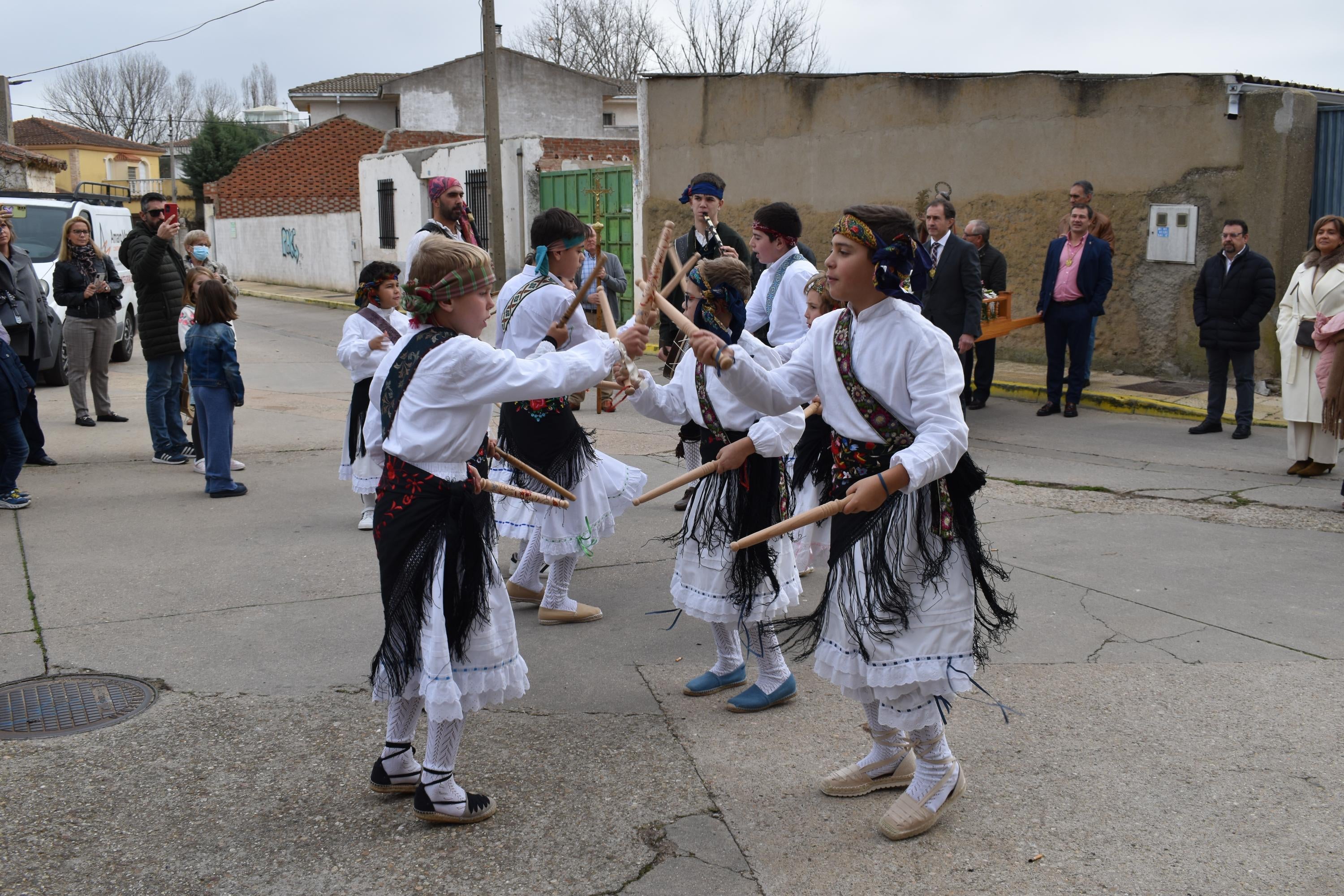 Aldeatejada cierra las fiestas de Santa Bárbara con los bailes de paleos