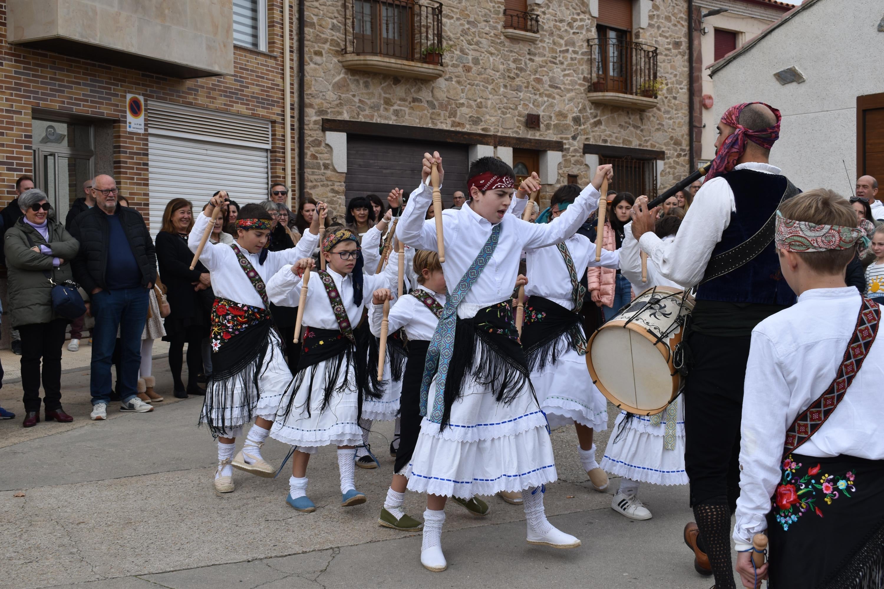 Aldeatejada cierra las fiestas de Santa Bárbara con los bailes de paleos