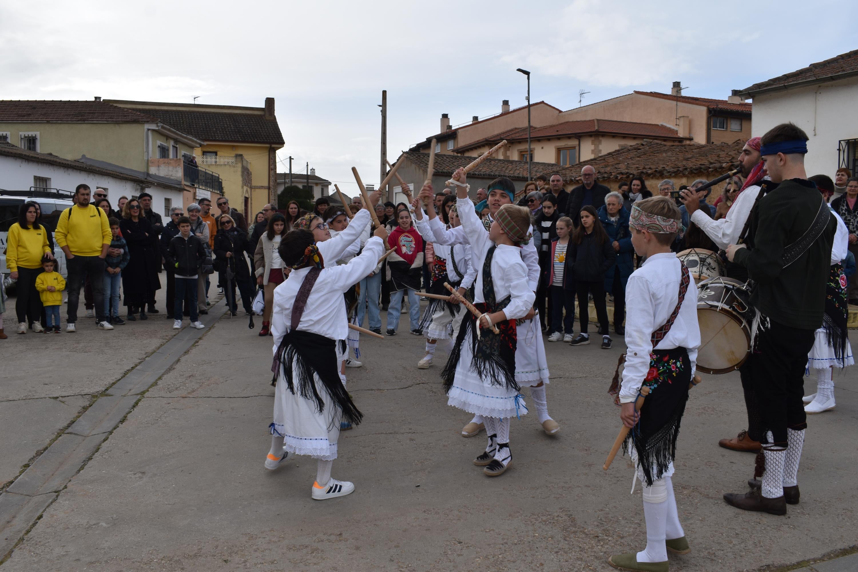 Aldeatejada cierra las fiestas de Santa Bárbara con los bailes de paleos