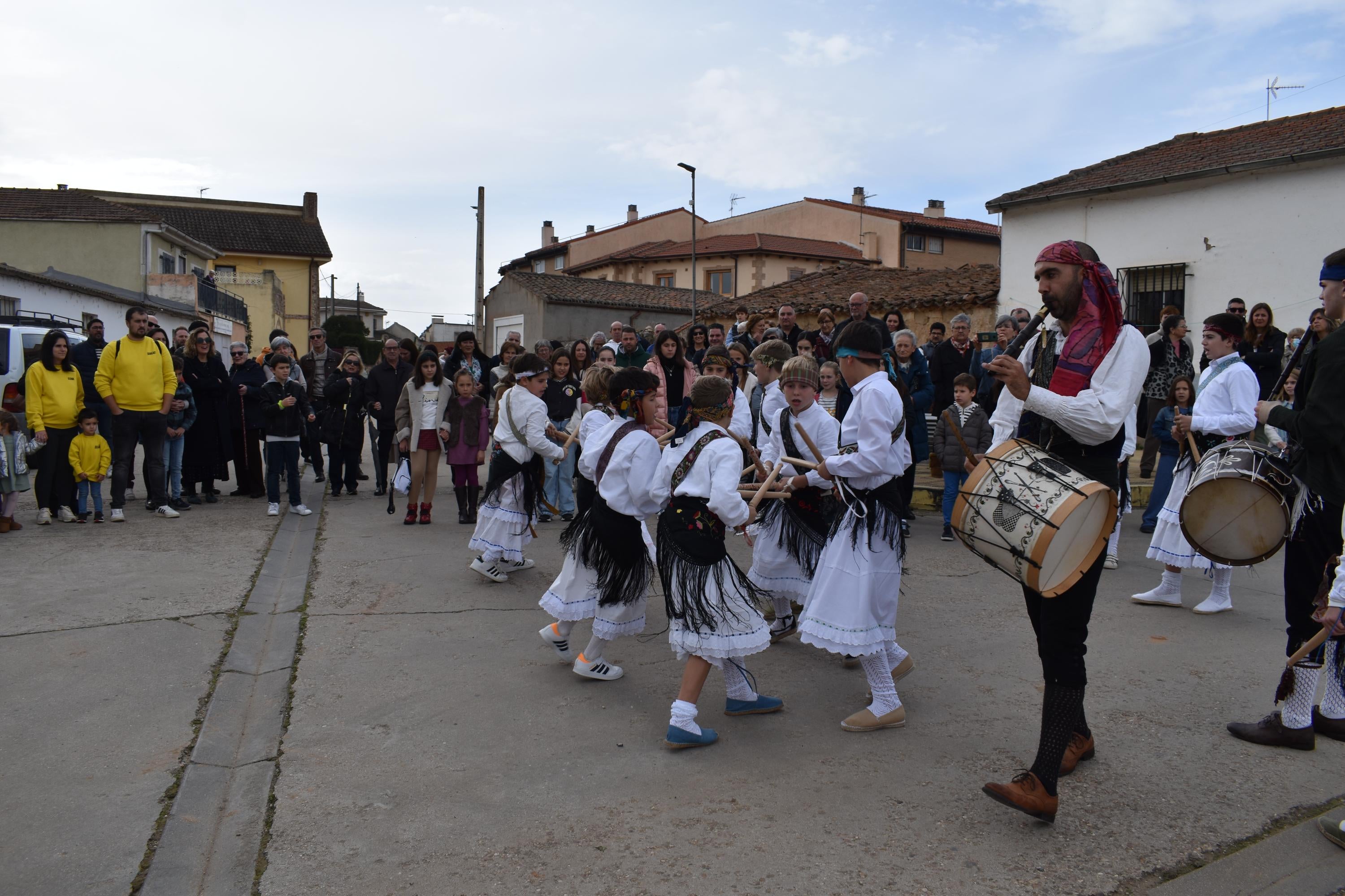 Aldeatejada cierra las fiestas de Santa Bárbara con los bailes de paleos