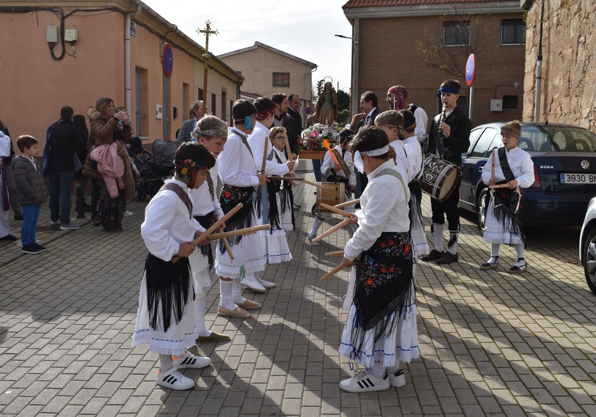 Aldeatejada cierra las fiestas de Santa Bárbara con los bailes de paleos