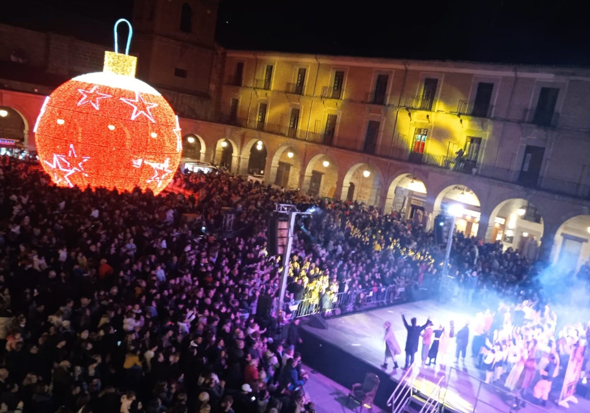 Imagen principal - 1-La enorme bola roja que iluminó el monumento salmantino desde 2019 se encuentra esta Navidad en al capital de Ávila, en concreto en la plaza del Mercado Chico, donde se agolpó el público en el encendido del pasado viernes.2-Hasta la ciudad de Béjar ha viajado una réplica de la gran caja de regalo que también formó parte de la iluminación navideña de Salamanca. En este caso es una variante más pequeña.3-La enorme campaña que centró la atención la Navidad salmantina hasta el año pasado se encuentra en la plaza de La Marina de la ciudad de Zamora.