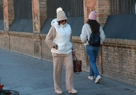 Dos mujeres pasean por la calle bien abrigadas.