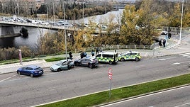 Agentes de la Policía Local y Nacional inspeccionan el lugar.
