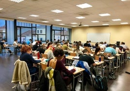 Estudiantes en un aula habilitada temporalmente en la localidad