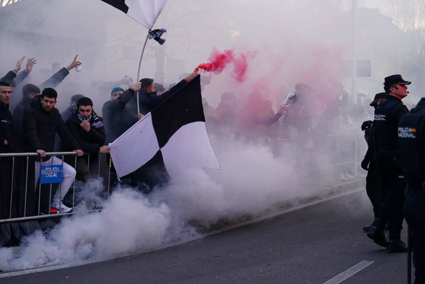 Todas las imágenes del espectacular recibimiento a Unionistas a su llegada al Reina Sofía