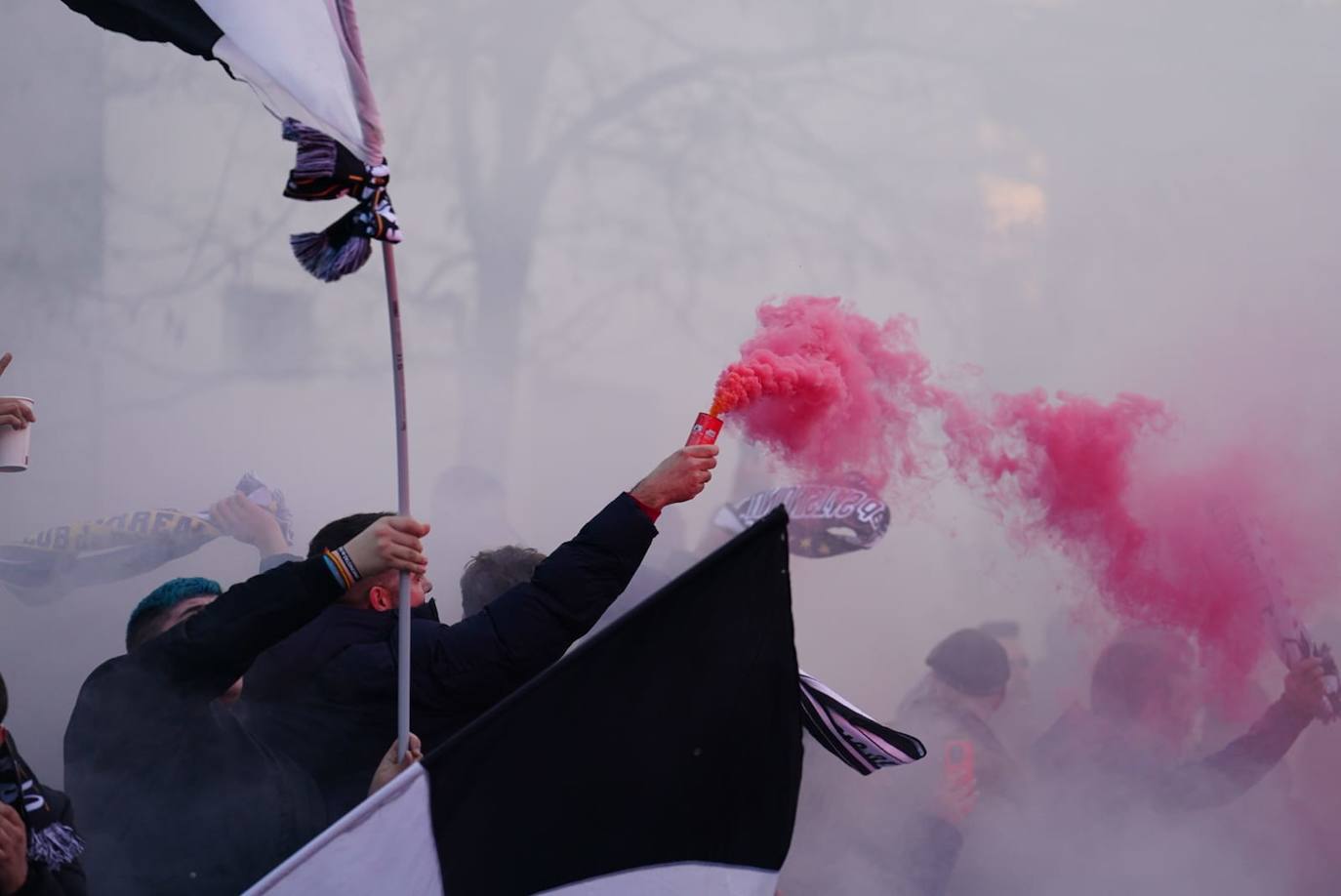 Todas las imágenes del espectacular recibimiento a Unionistas a su llegada al Reina Sofía