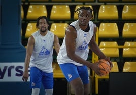 Gullit Mukendi, en primer término, entrenando en Würzburg.