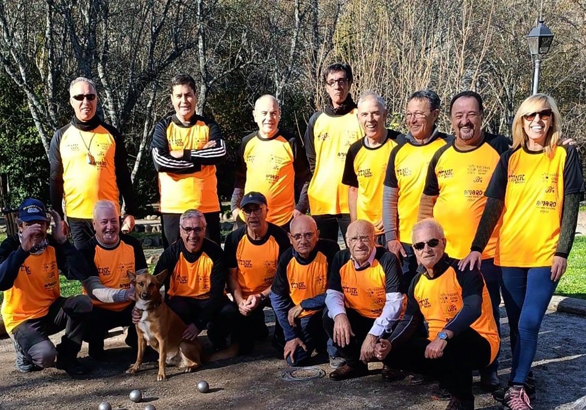 Imagen de parte de los aficionados a la petanca que disfrutan en la isla de La Aselida en Béjar.