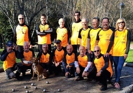 Imagen de parte de los aficionados a la petanca que disfrutan en la isla de La Aselida en Béjar.