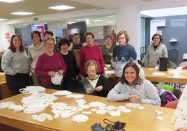 Ganchilleras de Peñaranda trabajan en la biblioteca.