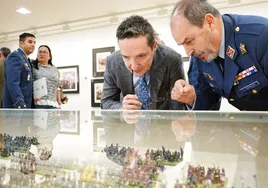 Juan Manuel Corchado y Emilio García observan las miniaturas