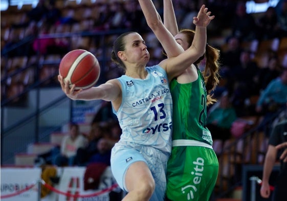 Andrea Vilaró, en la última visita de Avenida al polideportivo Mendizorroza.