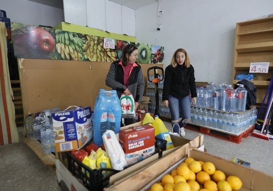 En la frutería El Valenciano continúan recogiendo ayuda para los afectados.