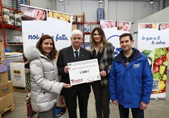 Entrega del cheque al Banco de Alimentos de Salamanca.