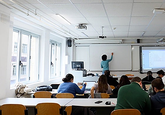 Interior de un aula universitaria.
