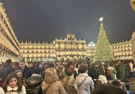 Panorámica de la Plaza Mayor abarrotada.