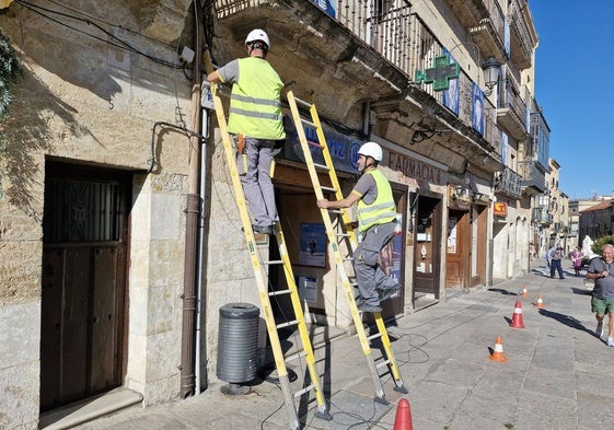 Operarios instalando fibra en un edificio de Ciudad Rodrigo.