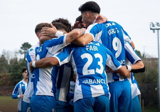 Los jugadores del filial deportivista celebran un tanto.